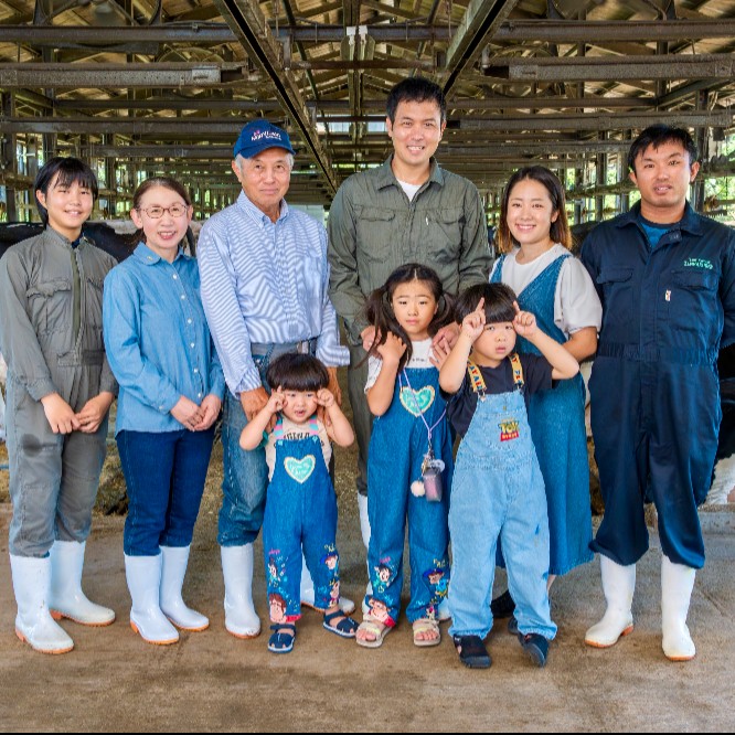 宮崎県の牧場でエサやりや乳しぼりのお手伝い!1日1組限定の牧場体験やソフトクリーム店も展開する「チャレンジする牧場」で酪農おてつたび