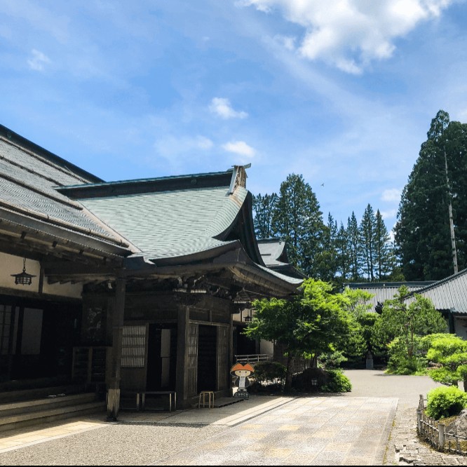【初夏の世界遺産・高野山で自分を見つめて過ごしませんか】1200年続く天空都市の中での「おてつたび」!宿坊寺院やお土産店舗などでのお手伝いをしながら高野山での暮らしが体験できます