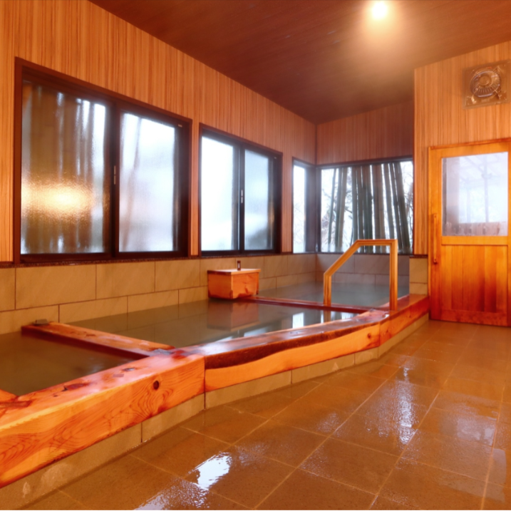 伝統的な赤松を使用した温度が異なる三段浴槽！100％かけ流し温泉と四季折々の自然が楽しめる「桐島屋旅館」でのおてつたび