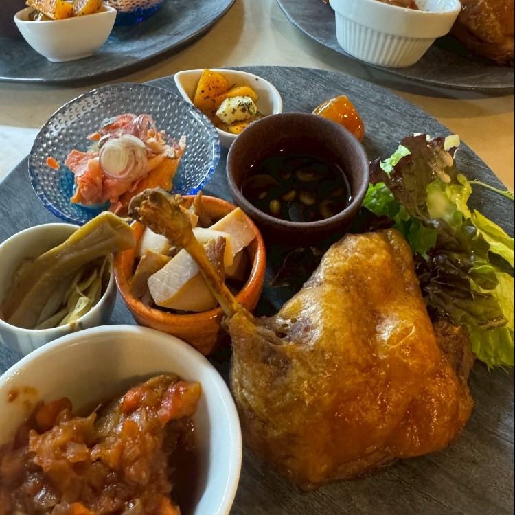 【飲食店での調理経験が3年以上ある方限定】信州の高原で暮らすように働く日々。あたたかな宿「HALFTONE SUGADAIRA」と「日の出ロッヂ」で、調理でおもてなしをするおてつたび