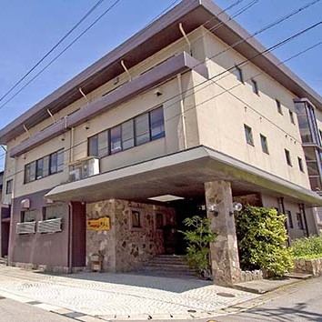 【"閑散期は"1日4時間】【経験者優遇】旅館業全般のお手伝い♪　接客、清掃、フロント業務、修繕補修、屋外作業と多岐に活躍したい方。日によって農作業の手伝いも！