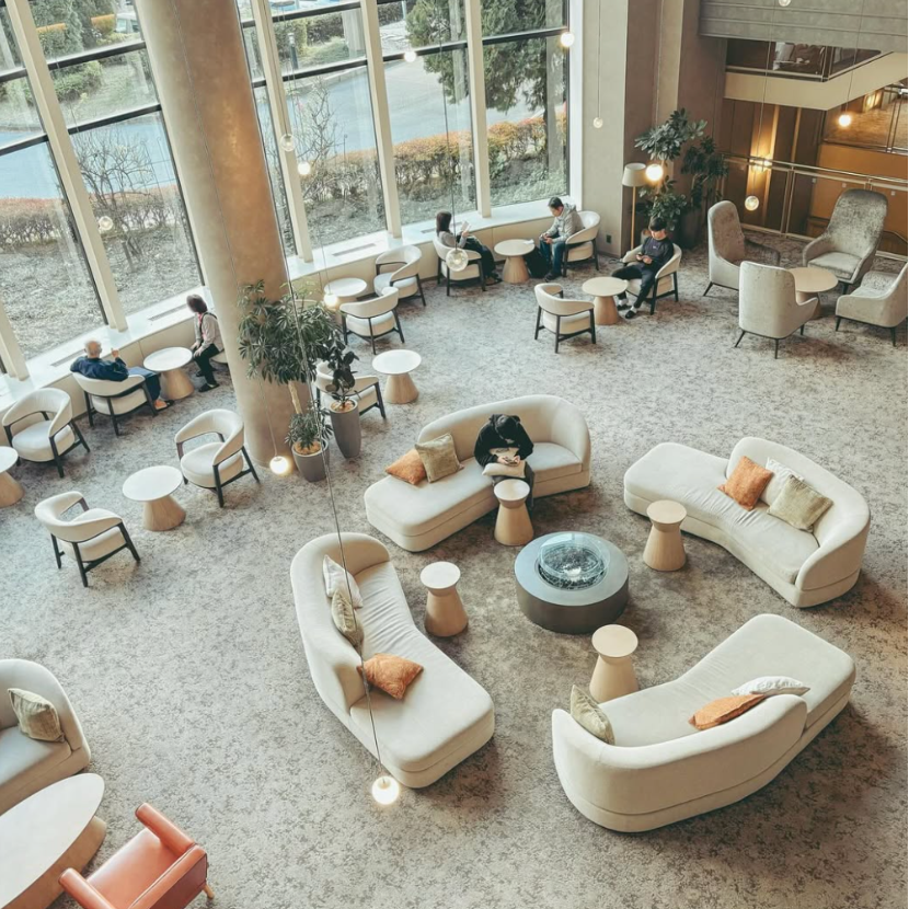 3時間しっかり働いて、あとは自由時間！春休みの学生さんやご友人同士の参加も歓迎です。八ヶ岳山麓のリゾートホテルで『館内作業・家具移動』のお手伝い◎富士山や南アルプスの絶景に囲まれながら、身体を動かすお仕事です。