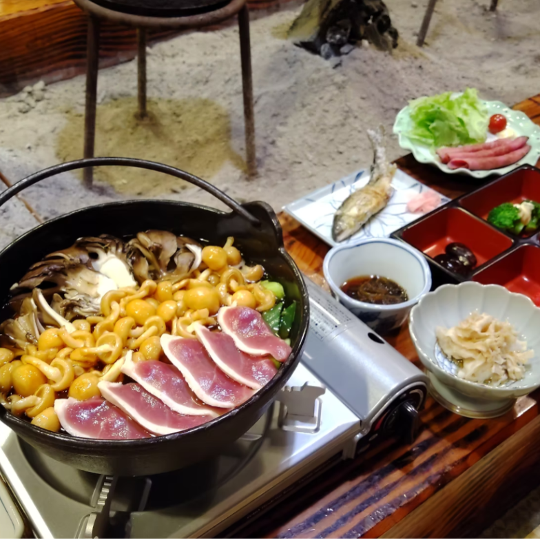 日本で唯一「猿のこしかけ風呂」が愉しめる温泉旅館で館内業務全般のおてつたび♨山の幸を活かした料理と温泉で、身体も心もリラックスできます◎