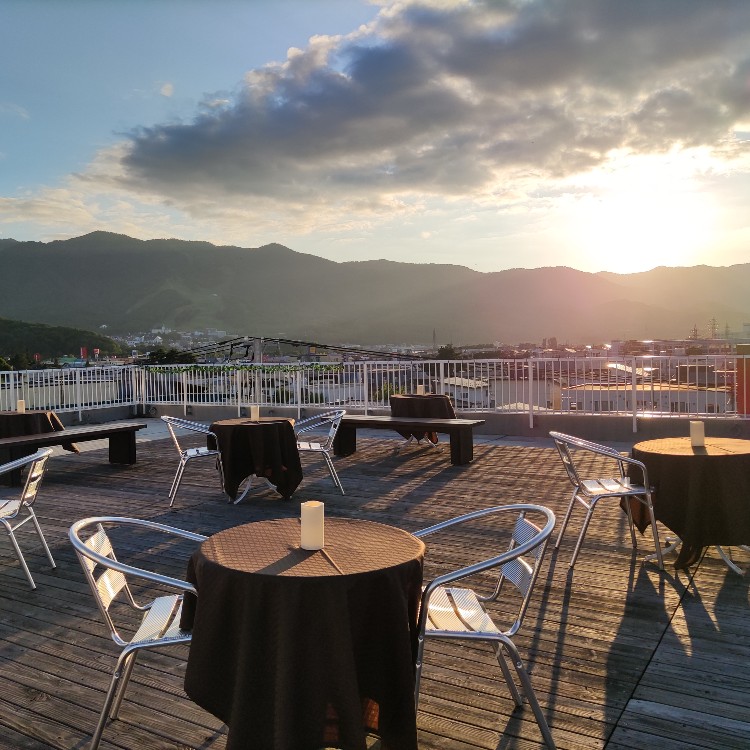 富良野のラベンダーベストシーズンを満喫しながら、屋上ビアガーデンで働きませんか？