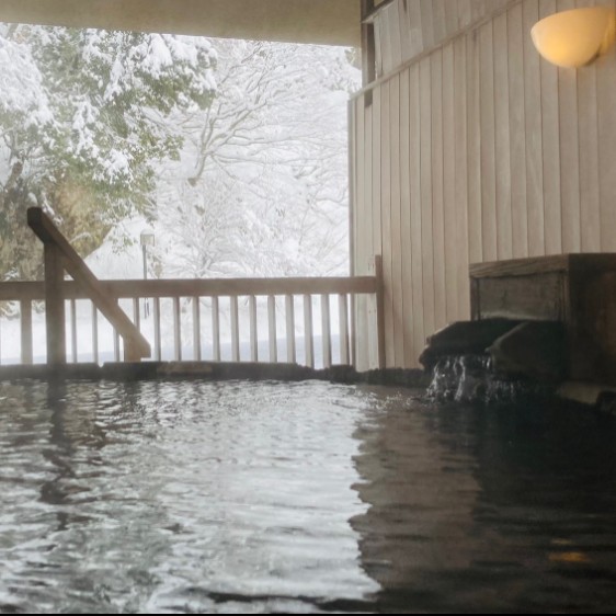 【接客💁‍♀️】年末年始❄️雪景色の美しい富山に来られ〜！秘湯の宿『記念日の宿』でおてつだいしませんか？お客様を笑顔でもてなしてくださる方大募集