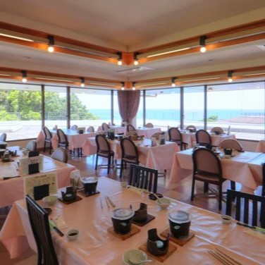 太平洋を一望する高台のお宿「休暇村 南紀勝浦」でレストランサービスのおてつたび。休憩時には海を眺める温泉や熊野の自然をお楽しみください。