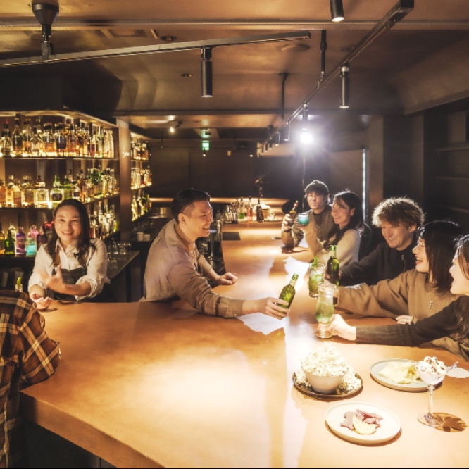 【BAR STAFF募集】新潟・越後湯沢の温泉街メインストリートにあるローカルバー「SWING BAR」で、旅人と地元客が集う18mロングカウンターを一緒に盛り上げてくれるスタッフ募集！！