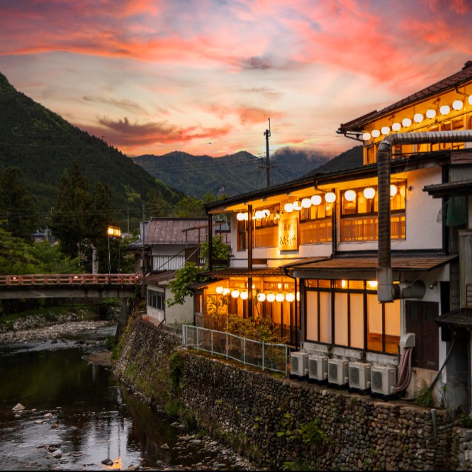 【洞川温泉の紅葉シーズン】絶景温泉地の250年続く老舗旅館で「おもてなしの心」を学ぶ、特別な秋の体験。