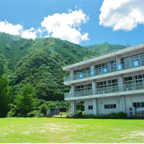 四万十川の“泊まって遊ぶ学校”でおてつたび🛶廃校をリノベしたお宿で体験補助など⛵2026年のGWは四万十で唯一無二の経験しませんか◎