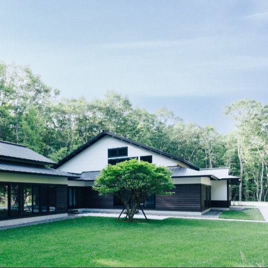 北海道の森に佇む古民家。1日3組限定のオーベルジュでお客様をおもてなしするおてつたび🌳