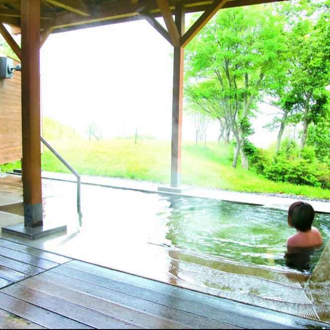 太平洋を望む高台の宿で、湯けむりと潮風に包まれる日々 ― 白老・虎杖浜温泉で、源泉かけ流しと食の宝庫に出会うおてつたび ― 🌊