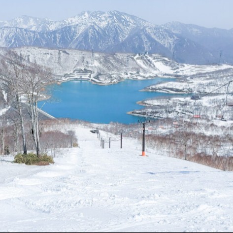苗場山の麓に佇む『みつまたロッヂ』 | かぐらスキー場のゴンドラ乗り場が目の前でウィンタースポーツも楽しめます🎿登山ガイドのオーナーと女将がもてなすお宿で宿泊業務のおてつたび 。