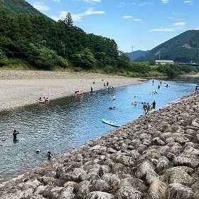 日本有数の透明度を誇る🌟銚子川沿いのキャンプ場⛺コテージの清掃のお仕事は10時から15時までの短時間！3日間の休日やフリータイムに銚子川での川遊び、海水浴、世界遺産熊野古道歩きなど楽しもう♬