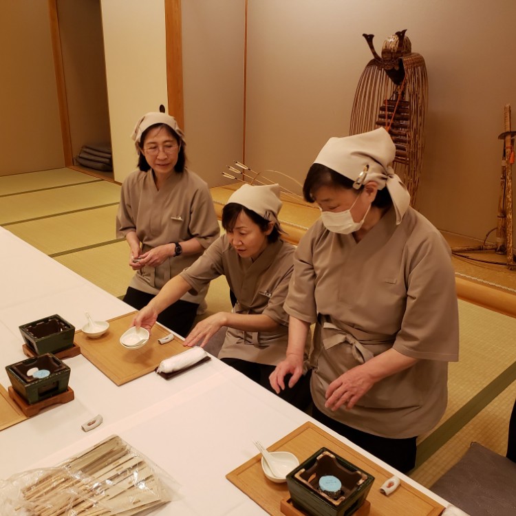 【朝~旅館の裏方サポート】業務はガッツリと!朝から昼過ぎの勤務!夕方以降・休⽇は有馬温泉を堪能。8月11日~8月31日の募集