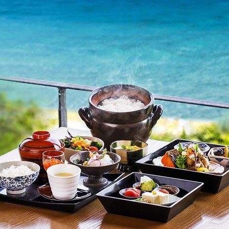 【経験者歓迎】沖縄食材を使った現場で、腕を磨ける調理補助🐟 海の旅亭おきなわ名嘉真荘で、島の恵みを届けるおてつたび