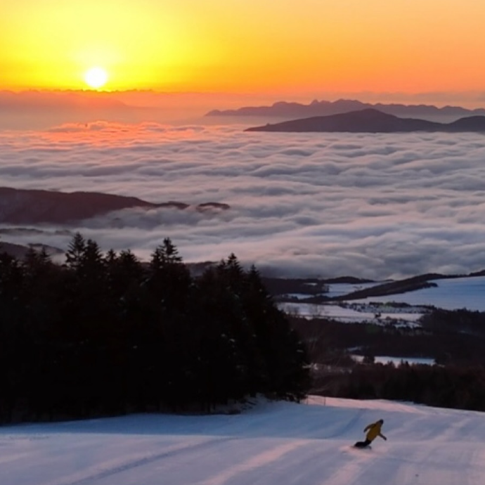 【ナイトバー🍸】日の出と雲海、満天の星空✨ゲレンデ直結の高原リゾートホテルでナイトバーのおてつたび🍴休日にはウィンタースポーツをお楽しみいただける環境です🎿