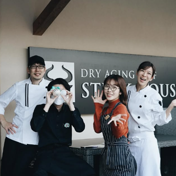 【奏の森リゾート | 熟成肉とワインのレストラン｜夜のみもOK】お肉の旨味と風味を最大限に凝縮！こだわりの「無カビ熟成肉」を提供するレストランでホールスタッフのおてつたび。【現地で交通手段を確保できる方限定】