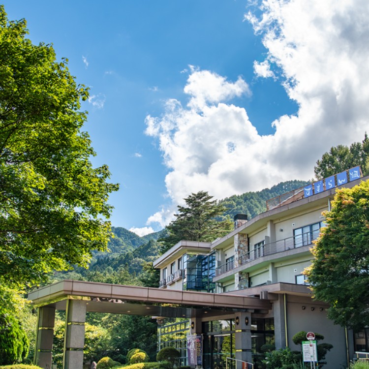 駒ケ根高原のリトリート宿で、調理補助とホールのおてつたび。秋のしっとりとした季節です。アルプスに囲まれ湖も望む清々しい環境です。