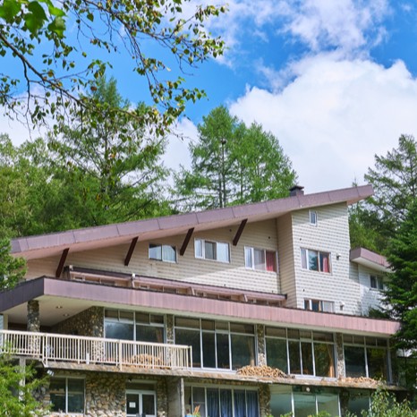 【欠員のため追加募集します】温泉・ホタル・星空!ホタルの生息地の前に佇むホテルでホール・清掃のお手伝いをしていただける方募集!