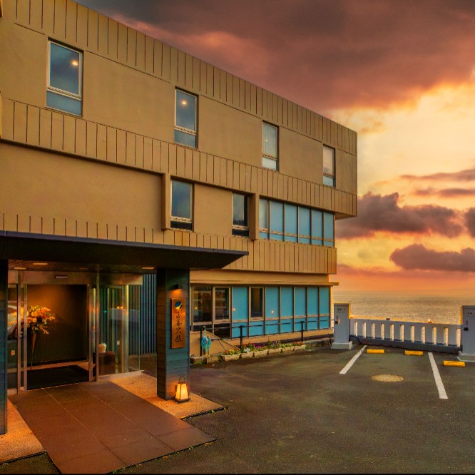 「岬の突端、海と波音の夜を守る。」 堂ヶ島・至善天遊で働くナイトフロントおてつたび