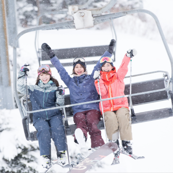【苗場スキー場、目の前！】好立地のリゾートホテルで「リフト係」のお手伝い🍽充実した館内設備で滞在も安心◎スキー場共通リフト券付きで休日はスキースノーボードも⛷