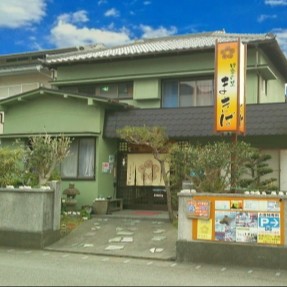 西伊豆町 堂ヶ島温泉郷 | ６組限定の小さな天然温泉の宿でおてつたび。海岸近くに建ち、地魚料理が自慢です🐟56年の歴史があり、家族運営でアットホームな雰囲気です。