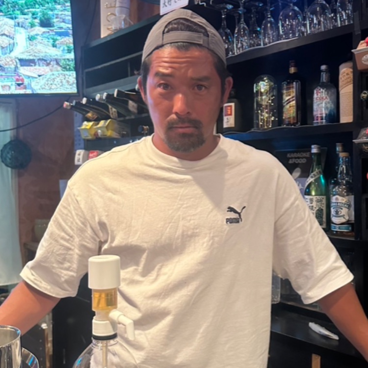 都農町に来てほしい！地元の方が集う「カラオケ&フード bee!!」で、お客さまを笑顔にするお手伝い！！