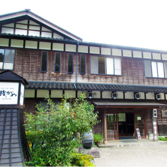 【源泉かけ流しの天然温泉♨ × 創建300年超の歴史ある庄屋屋敷🏠】で館内業務全般のおてつたび◎1日3組限定の贅沢な宿で、山と川に囲まれながら心も身体も癒されませんか🍃