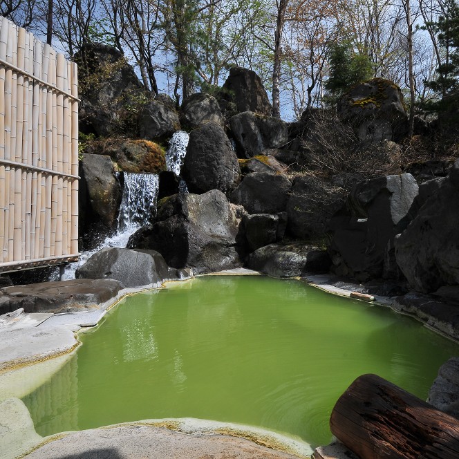 【珍しい翡翠色の美肌の湯｜熊の湯温泉】志賀高原でのおてつたび♨隣接するスキー場はパウダースノーで雪質も魅力です⛄