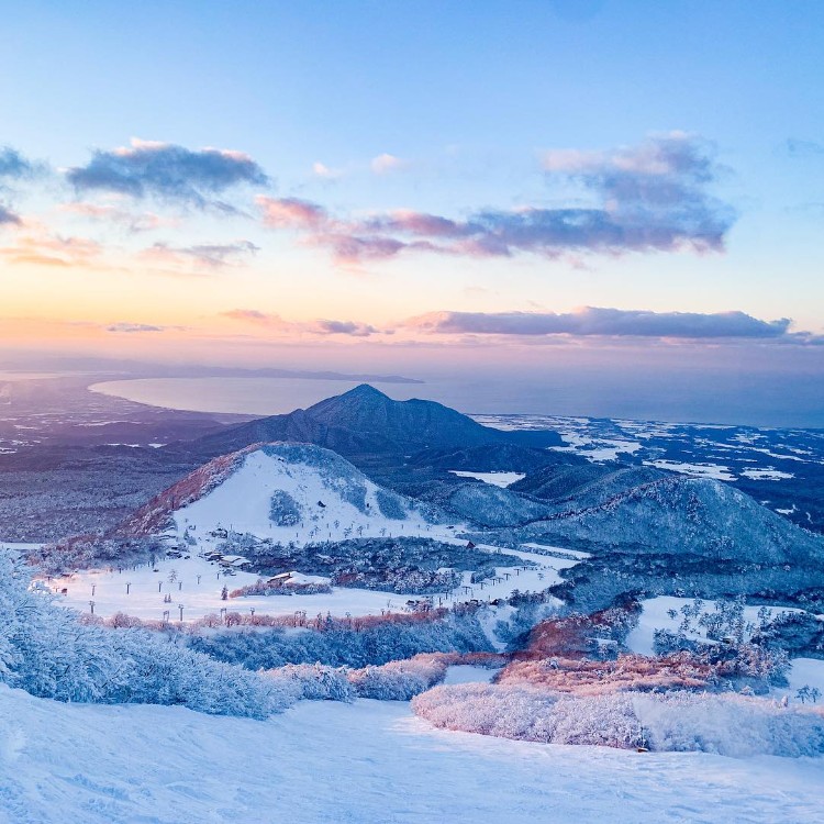 スキー場のリフト係⛄【鳥取『だいせんホワイトリゾート』で海も見える絶景のスキー場】20代~70代の男性が活躍する職場! まかない3食付き!休日はリフト券もレンタル無料で滑り放題!