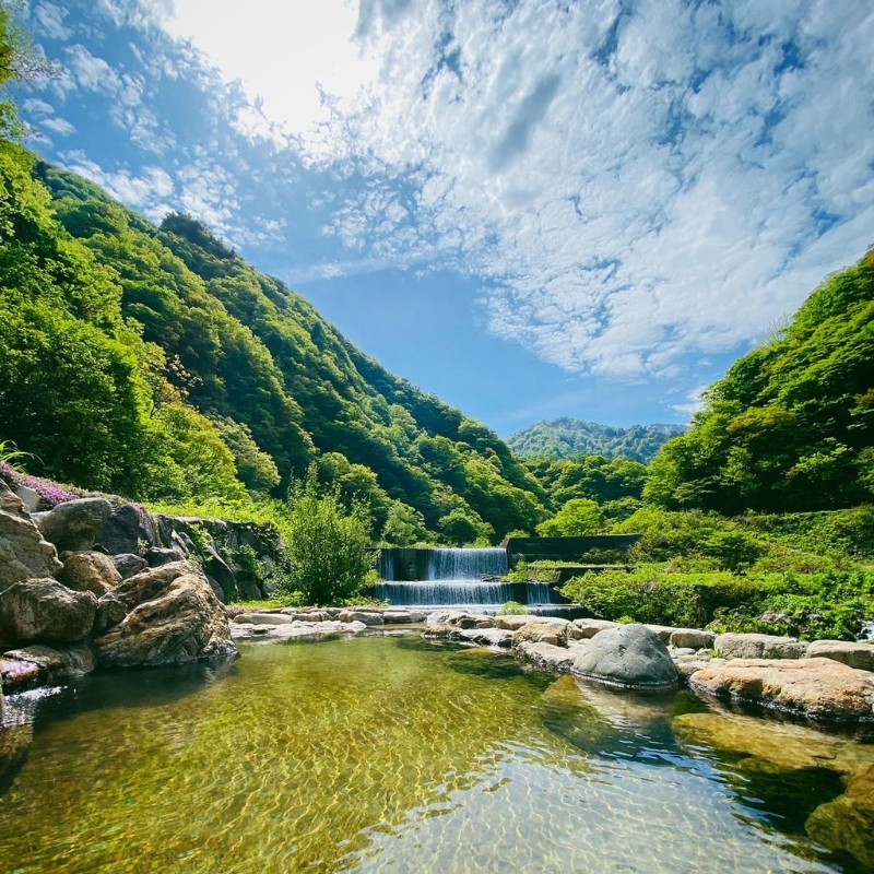 春真っ盛り！GWは新緑の美しい富山に来られ〜！秘湯の宿『記念日の宿』でおてつだいしませんか？お客様を笑客室清掃、宴会場での接客等、お宿のすべてにおいてお客様を笑顔でもてなしてくださる方大募集🌷　★当館までお車でお越しいただける方限定です！