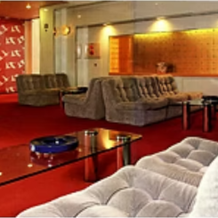 -諏訪湖を望む温泉宿で働く-　湖と温泉に囲まれた上諏訪で、お客様の旅の時間を支える仕事