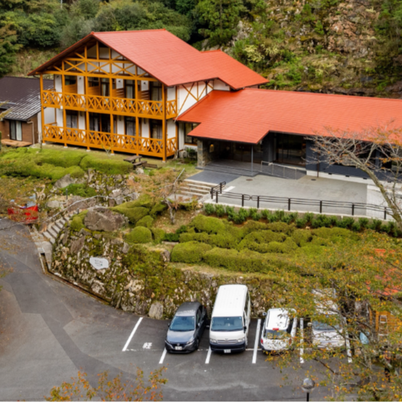 渓谷のホテルで深呼吸。鬼北町・成川の自然と働きながら暮らす🌿川の音と温泉に包まれる、小さなネイチャーホテルで「ナイトフロント」のおてつたび【現地で交通手段を確保できる方限定】