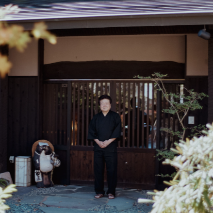 【車で来れる方歓迎🚙】標高1600mの涼しい蓼科。山々を一望できる全8室の和モダン旅館で一緒に働いていただけませんか？（フロントや配膳など接客業務／週3~4日勤務／仕事も観光も両方楽しみたい方におすすめ◎）【女性が活躍している職場です】