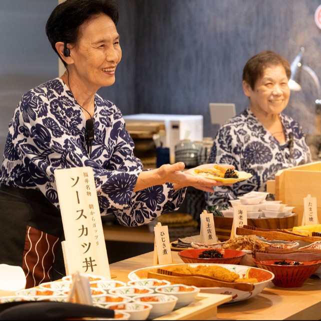 【配膳】レジャー&体験要素を取り入れた老舗旅館「お花見久兵衛」でハーフビュッフェ配膳のお手伝い。お客様に喜んでいただけるよう、一緒に取り組んでいただける方を募集します!|石川・山中温泉のおてつたび