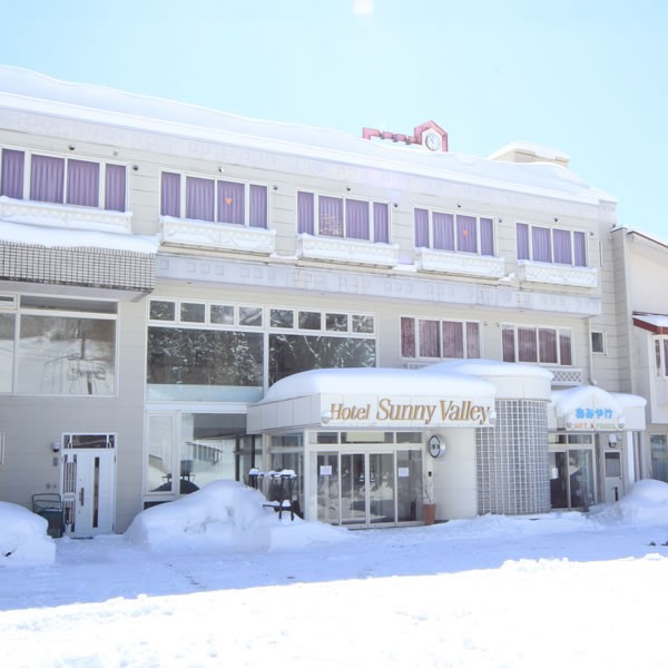 スキー場がホテル目の前！白馬栂池温泉を有する、押し花アートに彩られたホテルで冬のおてつたび