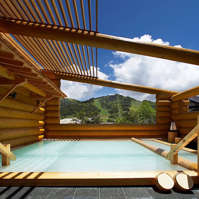 万座温泉｜標高1,800mの絶景露天と白濁湯が人気の万座亭で「フロント業務」のおてつたび。仕事の後は極上の濁り湯へ♨