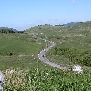 山口・美祢の自然に包まれて働く｜美祢グランドホテルでフロント業務。日本有数の景勝地・カルスト台地「秋吉台」や「秋芳洞」へほど近い立地です。