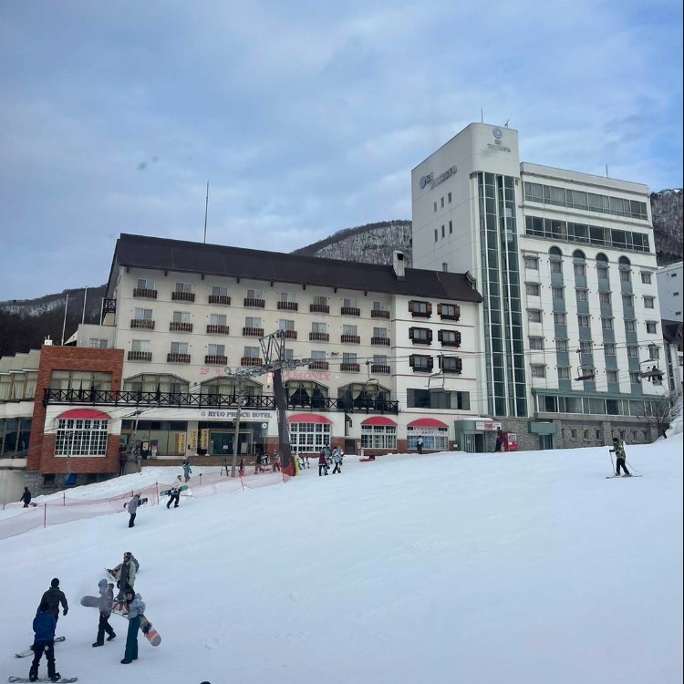 【スノボデビューにおすすめ！】ツアーで人気のホテルでフロント業務のおてつだい。接客業の経験がある方大歓迎◎【交通機関でもアクセスしやすい立地です】