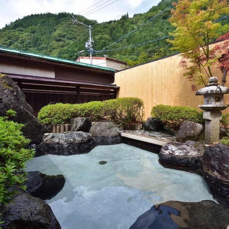 飛騨の静寂に包まれる“おこもりの宿”で働く旅 — お客様を裏方からおもてなしするおてつたびです —