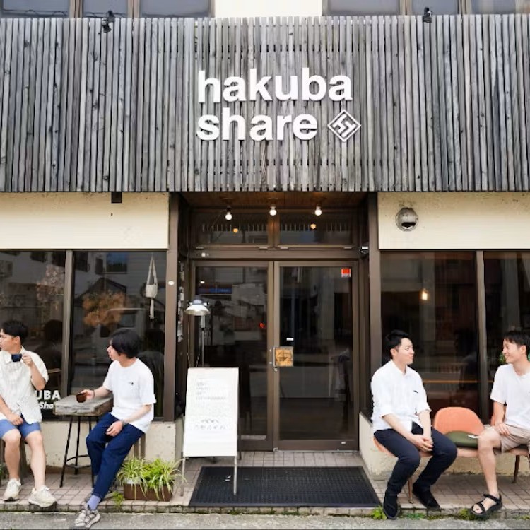 自然に囲まれた白馬の夏。世界中からユニークなゲストが訪れるhakuba shareで宿泊業のおてつたび。ゲストハウスの清掃をお願いします。