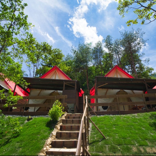 【自然の中で、ちょっと特別な毎日を】森林に囲まれたグランピング施設でマルチに活躍できるおてつたび。接客も、キッチンも、清掃も。アウトドアや自然が好きな方にぴったり◎いろんな経験が待っています。