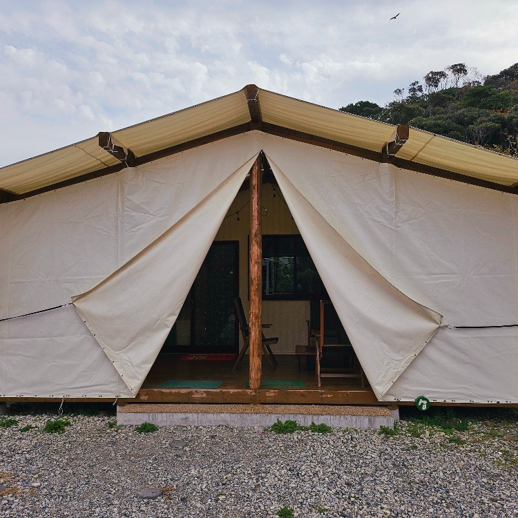 海と森にほどける、対馬のグランピングへ。 — SLOTH GLAMPINGで“旅する接客”を一緒に — 🌿9割が韓国からのお客様なので、プチ留学気分も♪