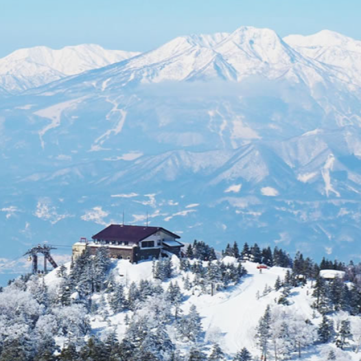 【志賀高原の大自然に囲まれて】雪に囲まれた非日常な環境で一緒に働きませんか？温泉大浴場あり♨