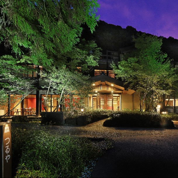 国立公園内に位置する自然豊かな四万温泉・神秘の青（シマブルー）と言われる奥四万湖の近くで配膳・下膳・清掃など