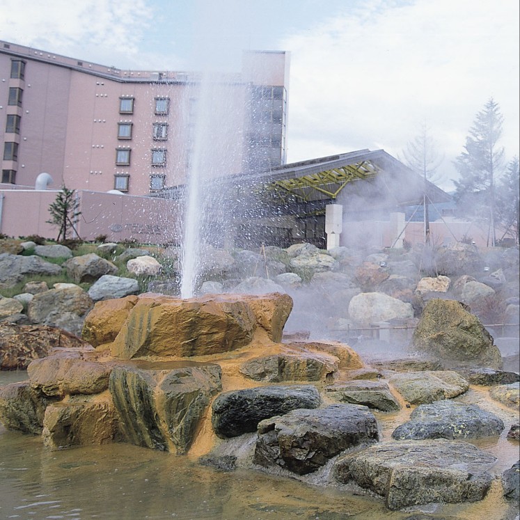 フォッサマグナが育んだ温泉のまち・糸魚川でおてつたび ― 姫川のせせらぎを眺めながら、湯のぬくもりに包まれる時間 ♨