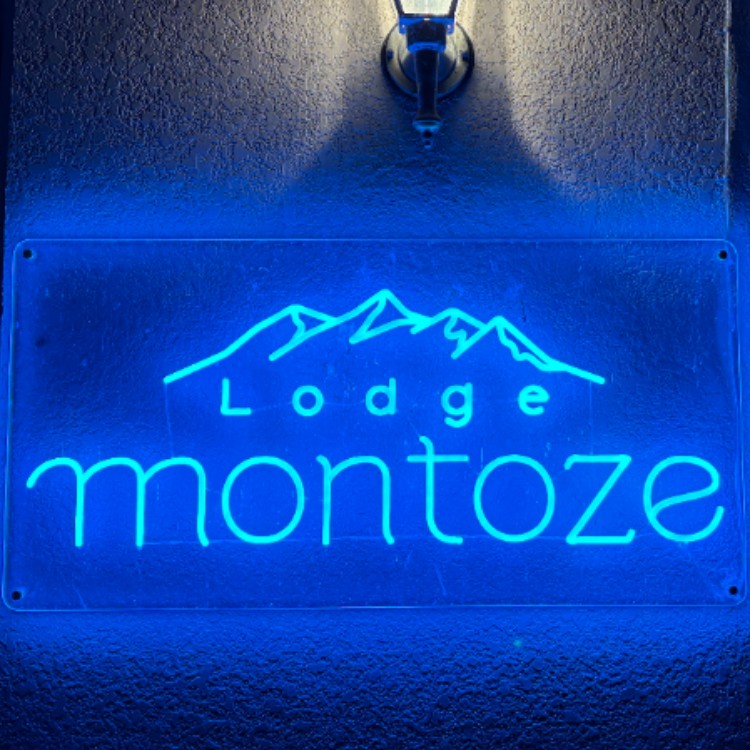 【かぐら/田代STスキー場すぐ！】共有スペース充実のロッヂでフロント・清掃のお手伝い。空いた時間はスキースノーボードはもちろん、館内のラウンジで作業も可能◎まかない付き🍽髪色・服装自由！