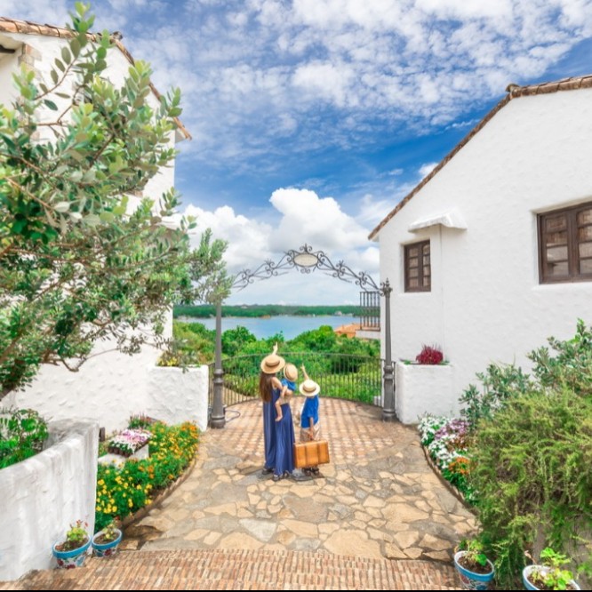 英虞湾を望む、異国のような村で。 志摩地中海村で、旅するように働き、地域の暮らしにふれるおてつたび｜清掃・洗い場