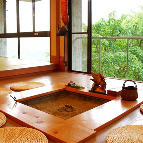 ～朝霧と夕茜に包まれる、吉野の高台へ～どこまでも深い緑と、遥かな空。窓の額縁に広がる吉野山を前に、胸の内に沈む“静かな感動”を。