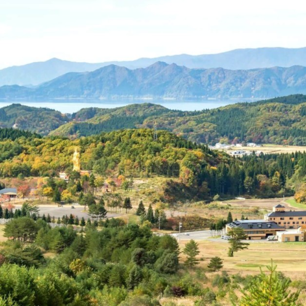 【宴会場・レストランサービス】秋田県・田沢湖のリゾートホテルでレストランのおてつたび。周辺には壮大な山々や日本一深いといわれるコバルトブルーの田沢湖がございます。